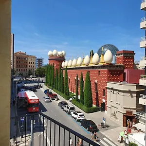 Enfrente Del Museo Dalí , Figueras España